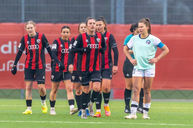 Ingolstadt, Deutschland 21. Dezember 2025: 2. BL - Frauen - 2025 2026 - FC Ingolstadt 04 vs. 1. FFC Turbine Potsdam Im Bild: v. re. Emilie Bernhardt (Turbine) unzufrieden nach dem 3:0 auf dem Spielfeld. Audi Sportpark Bayern Copyright: xFotostandx xSchäferx