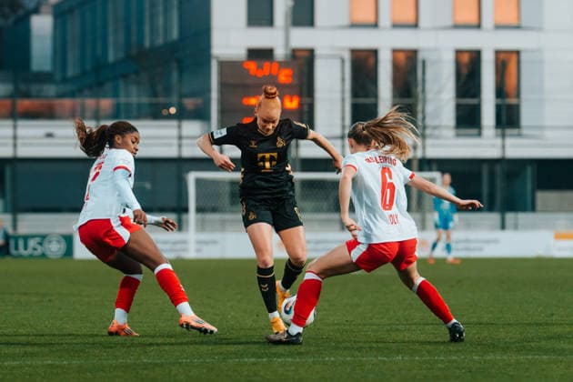 21.12.25, Frauen, Fussball, Google Pixel Frauen Bundesliga, Saison 2025 2026, RB Leipzig - 1. FC Köln, 14. Spieltag Laura Vogt ( 8 - 1. FC Köln) im Zweikampf Leipzig Trainingszentrum Cottaweg SN Deutschland