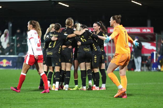 Google Pixel Frauen-Bundesliga, RB Leipzig - 1. FC Köln; 21.12.2025 Tor-Jubel beim Team des 1. FC Köln. Fußball, Google Pixel Frauen-Bundesliga, Saison 2025 2026, 14. Spieltag: RB Leipzig vs. 1. FC Köln am 21.12.2025, Trainingszentrum Cottaweg, Leipzig. DFB REGULATIONS PROHIBIT ANY USE OF PHOTOGRAPHS AS IMAGE SEQUENCES AND OR QUASI-VIDEO. Copyright: xBEAUTIFULxSPORTS JanxKaeferx