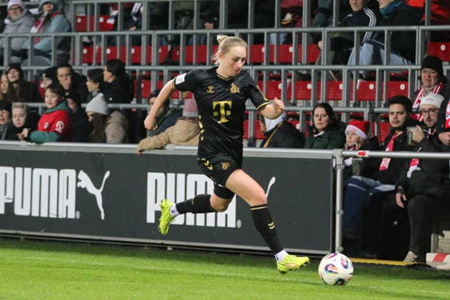 21.12.2025 Fußball Frauen 2025 2026 Google Pixel Frauen-Bundesliga 14. Spieltag RB Leipzig - 1. FC Köln RB-Trainingszentrum am Cottaweg Leipzig Pauline Bremer (Köln, 11, schwarz) treibt den Ball nach vorne. Leipzig Sachsen Deutschland