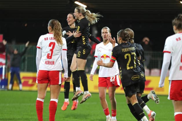 Google Pixel Frauen-Bundesliga, RB Leipzig - 1. FC Köln; 21.12.2025 Torjubel bei Sara Agrez (4, 1. FC Köln) und Torschützin Sandra Maria Jessen (6, 1. FC Köln). Fußball, Google Pixel Frauen-Bundesliga, Saison 2025 2026, 14. Spieltag: RB Leipzig vs. 1. FC Köln am 21.12.2025, Trainingszentrum Cottaweg, Leipzig. DFB REGULATIONS PROHIBIT ANY USE OF PHOTOGRAPHS AS IMAGE SEQUENCES AND OR QUASI-VIDEO. Copyright: xBEAUTIFULxSPORTS JanxKaeferx