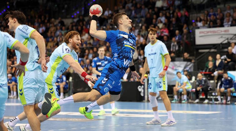 BAU 21.12.2025 Stuttgart Handball TVB Stuttgart vs. VfL Gummersbach, vorne v.l. Tom Kiesler (Gummersbach), Simone Mengon (TVB)