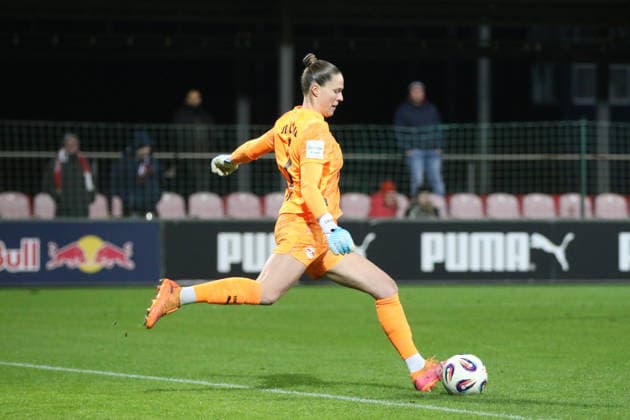 21.12.2025 Fußball Frauen 2025 2026 Google Pixel Frauen-Bundesliga 14. Spieltag RB Leipzig - 1. FC Köln RB-Trainingszentrum am Cottaweg Leipzig Elvira Herzog (Leipzig, 1, orange) schlägt einen Ball lang. Leipzig Sachsen Deutschland