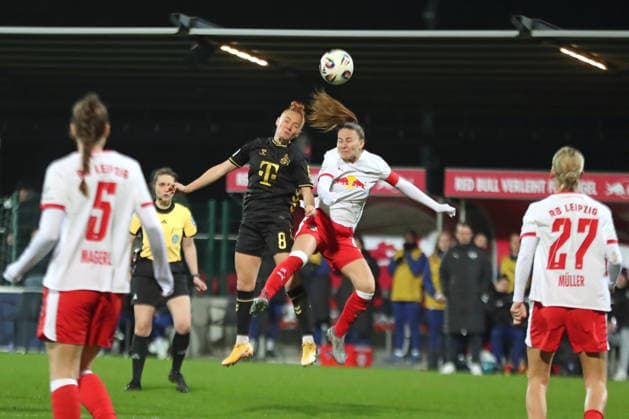 Google Pixel Frauen-Bundesliga, RB Leipzig - 1. FC Köln; 21.12.2025 Laura Vogt (8, 1. FC Köln) gegen Annabel Schasching (16, RB Leipzig) im Kopfball-Duell. Fußball, Google Pixel Frauen-Bundesliga, Saison 2025 2026, 14. Spieltag: RB Leipzig vs. 1. FC Köln am 21.12.2025, Trainingszentrum Cottaweg, Leipzig. DFB REGULATIONS PROHIBIT ANY USE OF PHOTOGRAPHS AS IMAGE SEQUENCES AND OR QUASI-VIDEO. Copyright: xBEAUTIFULxSPORTS JanxKaeferx