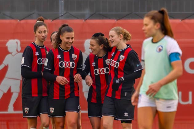 Ingolstadt, Deutschland 21. Dezember 2025: 2. BL - Frauen - 2025 2026 - FC Ingolstadt 04 vs. 1. FFC Turbine Potsdam Im Bild: Schanzerinnen jubeln nach dem Tor zum 3:0 Audi Sportpark Bayern Copyright: xFotostandx xSchäferx
