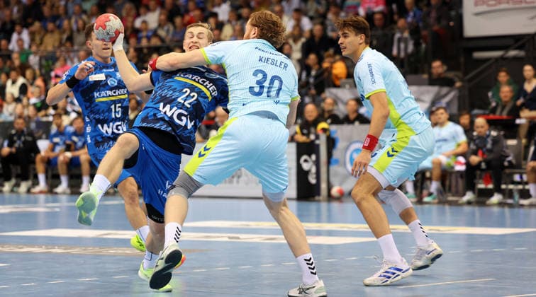 BAU 21.12.2025 Stuttgart Handball TVB Stuttgart vs. VfL Gummersbach, v.l. Torben Matzken (TVB), Tom Kiesler (Gummersbach)
