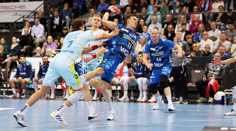 BAU 21.12.2025 Stuttgart Handball TVB Stuttgart vs. VfL Gummersbach, v.l. Julian Köster (Gummersbach), Simone Mengon (TVB)
