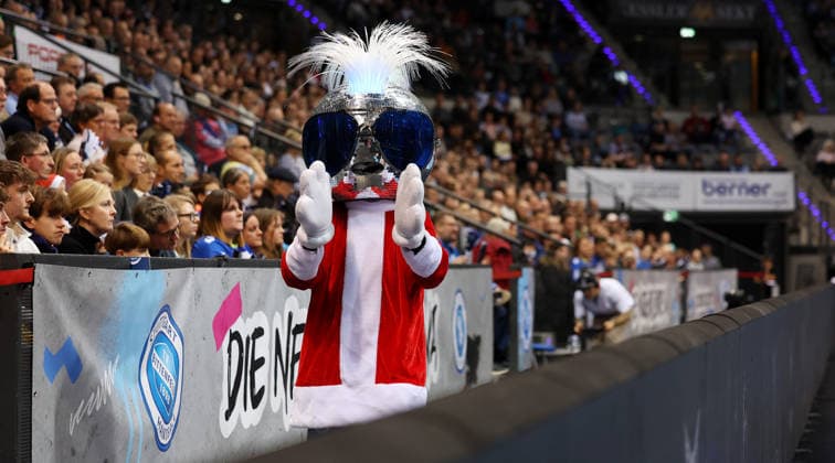 BAU 21.12.2025 Stuttgart Handball TVB Stuttgart vs. VfL Gummersbach, Maskottchen Johnnx Blue im Weihnachtsoutfit