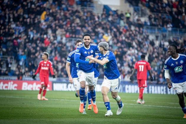 FOOTBALL : Racing de Strasbourg (RCS) vs Dunkerque- Coupe de France - 32e de finale - 21 12 2025 Stade de la Meinau. Strasbourg - France BUT REFUSE Andrew Omobamidele 2 (RCS) Joie des joueurs de l equipe de Racing Strasbourg apres le but de  Copyright: xElyxandroxCEGARRAx