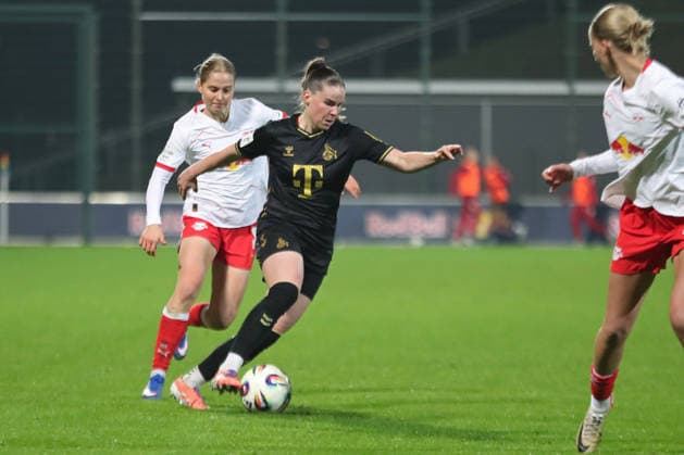 Google Pixel Frauen-Bundesliga, RB Leipzig - 1. FC Köln; 21.12.2025 Adriana Achcinska (9, 1. FC Köln) vor Emilia Kiaer Asgeirsdottir (8, RB Leipzig). Fußball, Google Pixel Frauen-Bundesliga, Saison 2025 2026, 14. Spieltag: RB Leipzig vs. 1. FC Köln am 21.12.2025, Trainingszentrum Cottaweg, Leipzig. DFB REGULATIONS PROHIBIT ANY USE OF PHOTOGRAPHS AS IMAGE SEQUENCES AND OR QUASI-VIDEO. Copyright: xBEAUTIFULxSPORTS JanxKaeferx