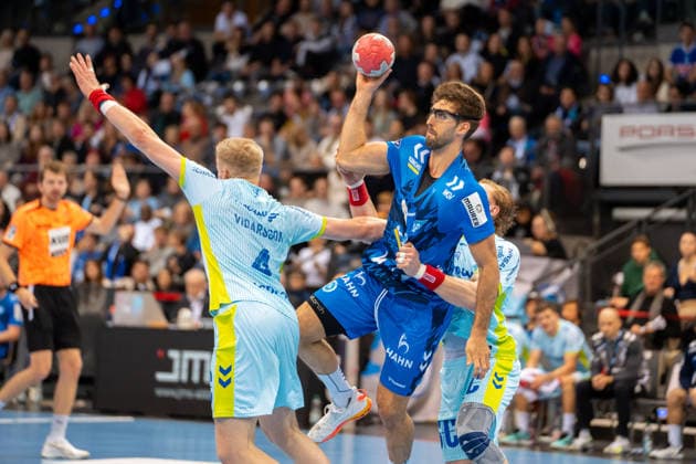 Handball I Herren I Saison 2025-2026 I Bundesliga I 18. Spieltag I TVB Stuttgart - VfL Gummersbach I 21.12.2025 Antonio Serradilla Cuenca (5, TVB Stuttgart) im Wurf Stuttgart Porsche Arena Baden-Württemberg Deutschland Copyright: xLobeca MaxxPetershansx