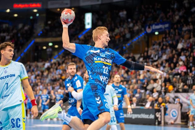 Handball I Herren I Saison 2025-2026 I Bundesliga I 18. Spieltag I TVB Stuttgart - VfL Gummersbach I 21.12.2025 Torben Matzken (22, TVB Stuttgart) im Wurf Stuttgart Porsche Arena Baden-Württemberg Deutschland Copyright: xLobeca MaxxPetershansx