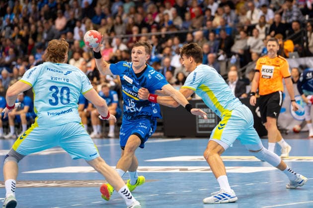Handball I Herren I Saison 2025-2026 I Bundesliga I 18. Spieltag I TVB Stuttgart - VfL Gummersbach I 21.12.2025 Simone Mengon (15, TVB Stuttgart) verteidigt von Tom Kiesler (30, VfL Gummersbach) und Julian Köster (7, VfL Gummersbach) Stuttgart Porsche Arena Baden-Württemberg Deutschland Copyright: xLobeca MaxxPetershansx