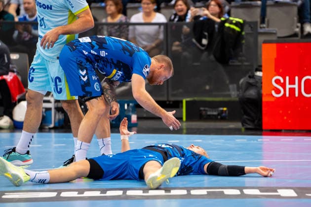 Handball I Herren I Saison 2025-2026 I Bundesliga I 18. Spieltag I TVB Stuttgart - VfL Gummersbach I 21.12.2025 Patrick Zieker (25, TVB Stuttgart) und Torben Matzken (22, TVB Stuttgart) am Boden Stuttgart Porsche Arena Baden-Württemberg Deutschland Copyright: xLobeca MaxxPetershansx