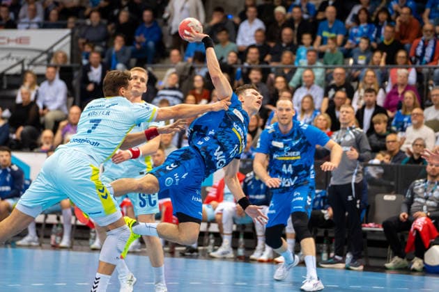 Handball I Herren I Saison 2025-2026 I Bundesliga I 18. Spieltag I TVB Stuttgart - VfL Gummersbach I 21.12.2025 Simone Mengon (15, TVB Stuttgart) im Wurf Stuttgart Porsche Arena Baden-Württemberg Deutschland Copyright: xLobeca MaxxPetershansx