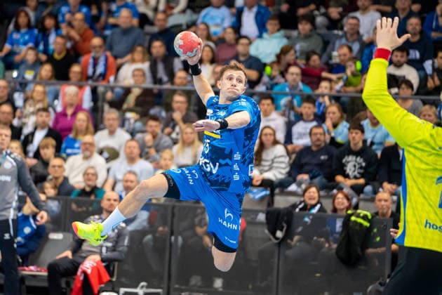 Handball I Herren I Saison 2025-2026 I Bundesliga I 18. Spieltag I TVB Stuttgart - VfL Gummersbach I 21.12.2025 Simone Mengon (15, TVB Stuttgart) im Wurf Stuttgart Porsche Arena Baden-Württemberg Deutschland Copyright: xLobeca MaxxPetershansx
