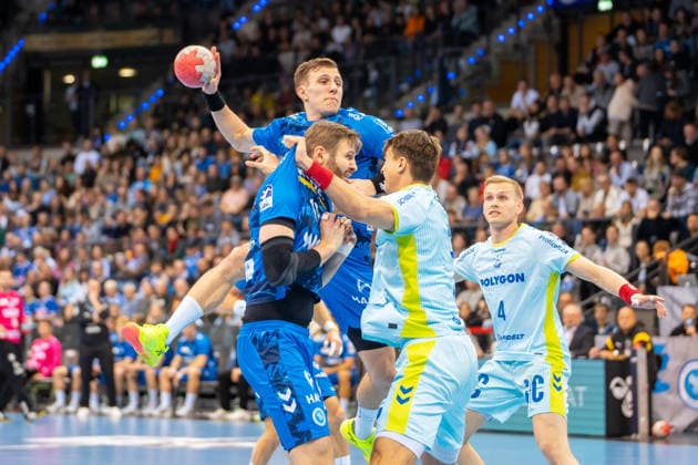 Handball I Herren I Saison 2025-2026 I Bundesliga I 18. Spieltag I TVB Stuttgart - VfL Gummersbach I 21.12.2025 Simone Mengon (15, TVB Stuttgart) im Wurf, davor Samuel Röthlisberger (17, TVB Stuttgart) verteidigt von Julian Köster (7, VfL Gummersbach) Stuttgart Porsche Arena Baden-Württemberg Deutschland Copyright: xLobeca MaxxPetershansx