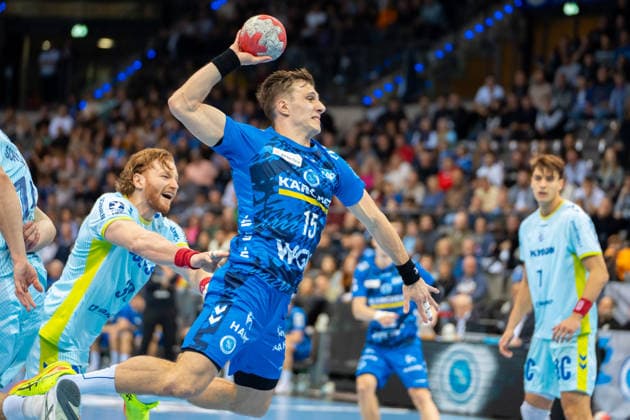 Handball I Herren I Saison 2025-2026 I Bundesliga I 18. Spieltag I TVB Stuttgart - VfL Gummersbach I 21.12.2025 Simone Mengon (15, TVB Stuttgart) im Wurf, links Tom Kiesler (30, VfL Gummersbach) Stuttgart Porsche Arena Baden-Württemberg Deutschland Copyright: xLobeca MaxxPetershansx