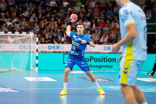 Handball I Herren I Saison 2025-2026 I Bundesliga I 18. Spieltag I TVB Stuttgart - VfL Gummersbach I 21.12.2025 Simone Mengon (15, TVB Stuttgart) Stuttgart Porsche Arena Baden-Württemberg Deutschland Copyright: xLobeca MaxxPetershansx