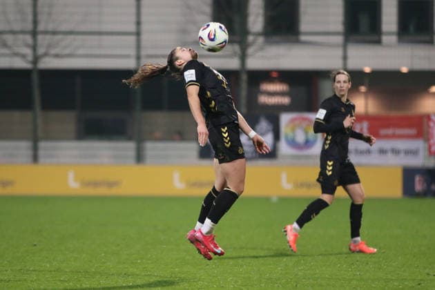 21.12.2025 Fußball Frauen 2025 2026 Google Pixel Frauen-Bundesliga 14. Spieltag RB Leipzig - 1. FC Köln RB-Trainingszentrum am Cottaweg Leipzig Martyna Wiankowska (Köln, 26, schwarz) nimmt einen Ball aus der Luft. Leipzig Sachsen Deutschland