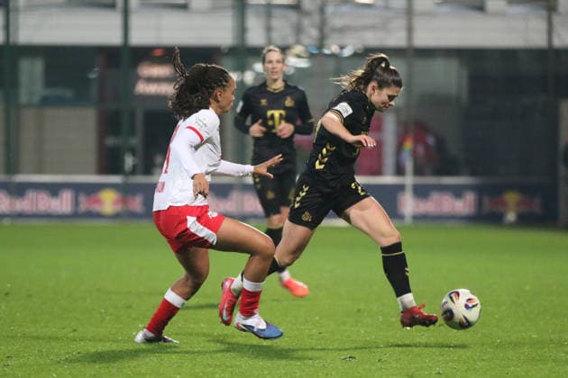 21.12.2025 Fußball Frauen 2025 2026 Google Pixel Frauen-Bundesliga 14. Spieltag RB Leipzig - 1. FC Köln RB-Trainingszentrum am Cottaweg Leipzig Martyna Wiankowska (Köln, 26, schwarz) und Lisa Baum (Leipzig, 11, weiß) im Laufduell. Leipzig Sachsen Deutschland