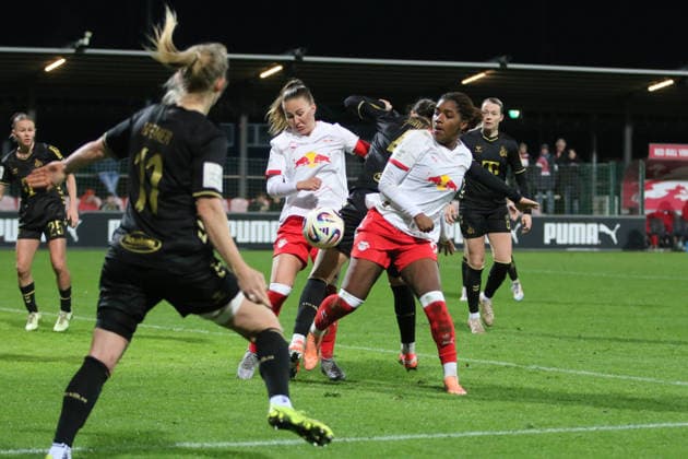21.12.2025 Fußball Frauen 2025 2026 Google Pixel Frauen-Bundesliga 14. Spieltag RB Leipzig - 1. FC Köln RB-Trainingszentrum am Cottaweg Leipzig Sara Agrez (Köln, 4, schwarz) zwischen Gina Chmielinski (Leipzig, 10, weiß) und Delice Boboy (Leipzig, 17, weiß). Leipzig Sachsen Deutschland