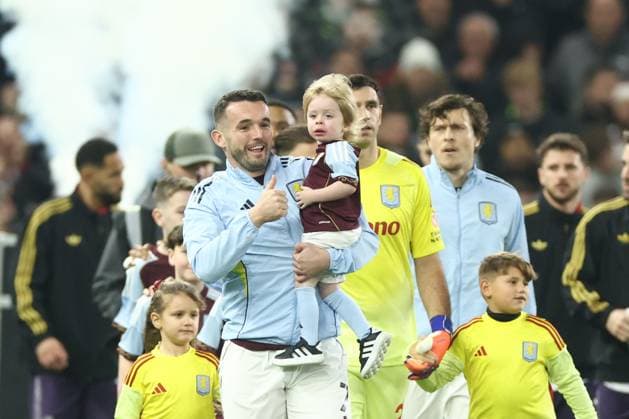 John McGinn of Aston Villa walks out with Sidney the grandson of Ozzie Osbourne. Aston Villa v Manchester United, ManU Premier League, Football, Villa Park, Birmingham, UK - 21 Dec 2025Birmingham Villa Park United Kingdom EDITORIAL USE ONLY No use with unauthorised audio, video, data, fixture lists, club league logos or live services. Online in-match use limited to 120 images, no video emulation. No use in betting, games or single club league player publications. Copyright: xRyanxBrowne Shutterstockx 16151365ak