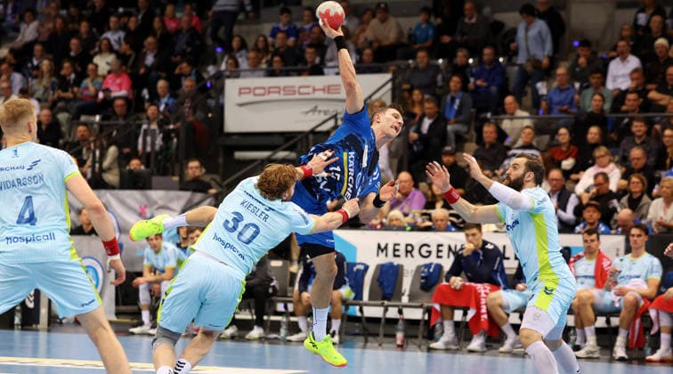 BAU 21.12.2025 Stuttgart Handball TVB Stuttgart vs. VfL Gummersbach, Simone Mengon (TVB) am Ball