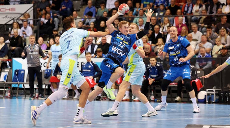BAU 21.12.2025 Stuttgart Handball TVB Stuttgart vs. VfL Gummersbach, v.l. Julian Köster (Gummersbach), Torben Matzken (TVB)