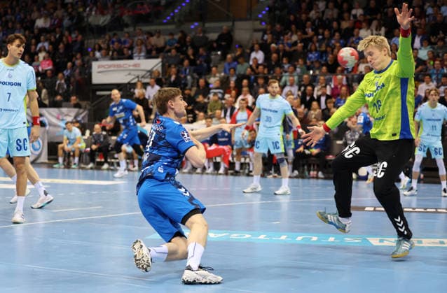 BAU 21.12.2025 Stuttgart Handball TVB Stuttgart vs. VfL Gummersbach, vorn v.l. Jakob Nigg (TVB), Bertram Obling (Gummersbach)