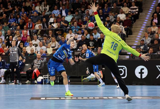 BAU 21.12.2025 Stuttgart Handball TVB Stuttgart vs. VfL Gummersbach, v.l. Simone Mengon (TVB), Bertram Obling (Gummersbach)
