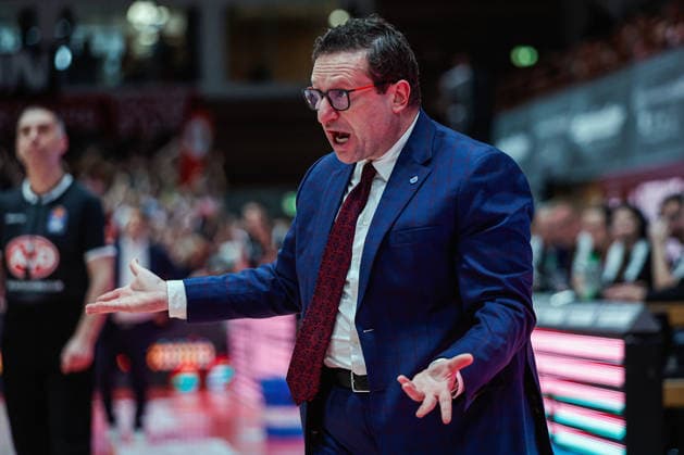 Im Bild: Head-Coach Marco Ramondino (Syntainics MBC), Verwunderung 21.12.2025, Basketball, Fitness First Wuerzburg Baskets vs. SYNTAINICS MBC, easyCredit BBL, 11. Spieltag, Deutschland, Wuerzburg, tectake-Arena, Copyright: HMBxMedia xJulienxBecker
