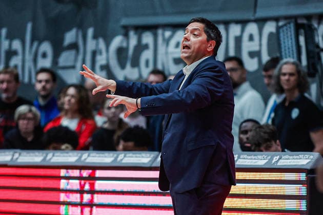 Im Bild: Head-Coach Sasa Filipovski (Wuerzburg Baskets) mit Anweisungen 21.12.2025, Basketball, Fitness First Wuerzburg Baskets vs. SYNTAINICS MBC, easyCredit BBL, 11. Spieltag, Deutschland, Wuerzburg, tectake-Arena, Copyright: HMBxMedia xJulienxBecker