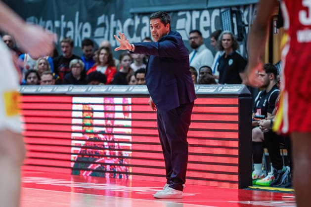 Im Bild: Head-Coach Sasa Filipovski (Wuerzburg Baskets) mit Anweisungen 21.12.2025, Basketball, Fitness First Wuerzburg Baskets vs. SYNTAINICS MBC, easyCredit BBL, 11. Spieltag, Deutschland, Wuerzburg, tectake-Arena, Copyright: HMBxMedia xJulienxBecker