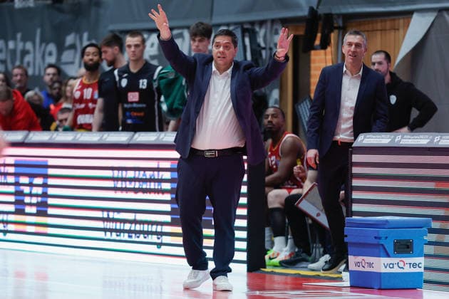 Im Bild: Head-Coach Sasa Filipovski (Wuerzburg Baskets) mit Anweisungen 21.12.2025, Basketball, Fitness First Wuerzburg Baskets vs. SYNTAINICS MBC, easyCredit BBL, 11. Spieltag, Deutschland, Wuerzburg, tectake-Arena, Copyright: HMBxMedia xJulienxBecker