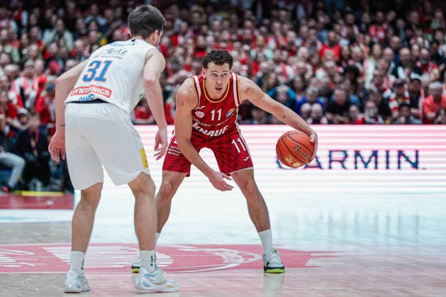 Im Bild: v.li. Spencer Reaves (Syntainics MBC, 31) gegen Brae Ivey (Wuerzburg Baskets, 11) 21.12.2025, Basketball, Fitness First Wuerzburg Baskets vs. SYNTAINICS MBC, easyCredit BBL, 11. Spieltag, Deutschland, Wuerzburg, tectake-Arena, Copyright: HMBxMedia xJulienxBecker