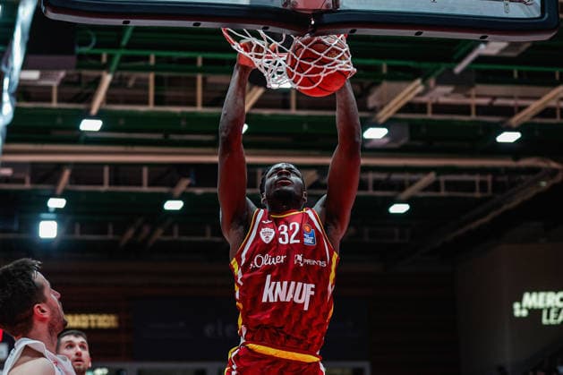 Im Bild: Charles Thompson (Wuerzburg Baskets, 32) mit dem Dunking 21.12.2025, Basketball, Fitness First Wuerzburg Baskets vs. SYNTAINICS MBC, easyCredit BBL, 11. Spieltag, Deutschland, Wuerzburg, tectake-Arena, Copyright: HMBxMedia xJulienxBecker