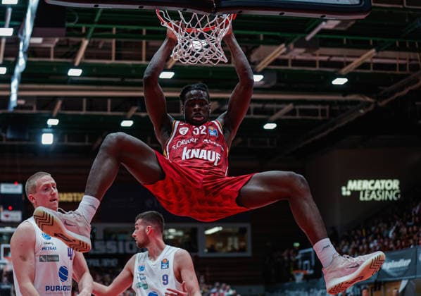 Im Bild: Charles Thompson (Wuerzburg Baskets, 32) mit dem Dunking 21.12.2025, Basketball, Fitness First Wuerzburg Baskets vs. SYNTAINICS MBC, easyCredit BBL, 11. Spieltag, Deutschland, Wuerzburg, tectake-Arena, Copyright: HMBxMedia xJulienxBecker