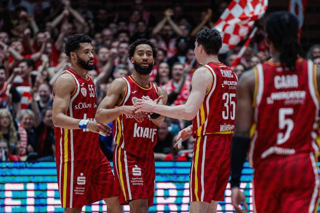 Im Bild: v.li. David Muenkat (Wuerzburg Baskets, 55), Davion Mintz (Wuerzburg Baskets, 10) und Alen Pjanic (Wuerzburg Baskets, 35) 21.12.2025, Basketball, Fitness First Wuerzburg Baskets vs. SYNTAINICS MBC, easyCredit BBL, 11. Spieltag, Deutschland, Wuerzburg, tectake-Arena, Copyright: HMBxMedia xJulienxBecker
