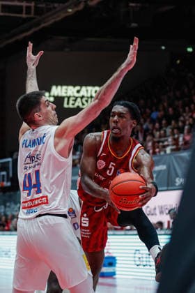Im Bild: v.li. Jure Planinic (Syntainics MBC, 44) gegen Marcus Carr(Wuerzburg Baskets, 5) 21.12.2025, Basketball, Fitness First Wuerzburg Baskets vs. SYNTAINICS MBC, easyCredit BBL, 11. Spieltag, Deutschland, Wuerzburg, tectake-Arena, Copyright: HMBxMedia xJulienxBecker