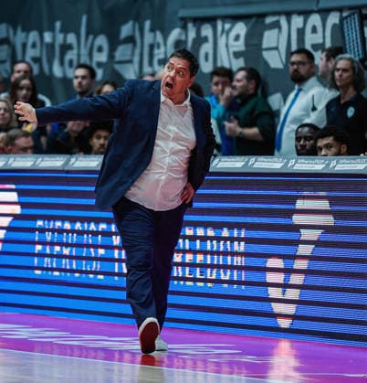 Im Bild: Head-Coach Sasa Filipovski (Wuerzburg Baskets) feuert seine Spieler an 21.12.2025, Basketball, Fitness First Wuerzburg Baskets vs. SYNTAINICS MBC, easyCredit BBL, 11. Spieltag, Deutschland, Wuerzburg, tectake-Arena, Copyright: HMBxMedia xJulienxBecker