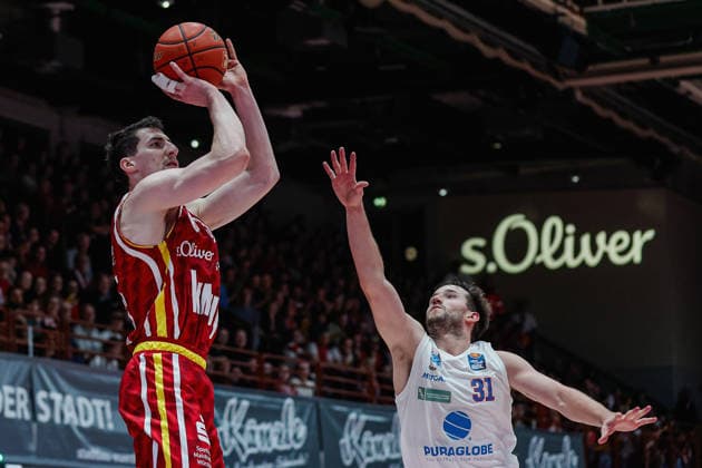 Im Bild: v.li. Alen Pjanic (Wuerzburg Baskets, 35) gegen Spencer Reaves (Syntainics MBC, 31) 21.12.2025, Basketball, Fitness First Wuerzburg Baskets vs. SYNTAINICS MBC, easyCredit BBL, 11. Spieltag, Deutschland, Wuerzburg, tectake-Arena, Copyright: HMBxMedia xJulienxBecker