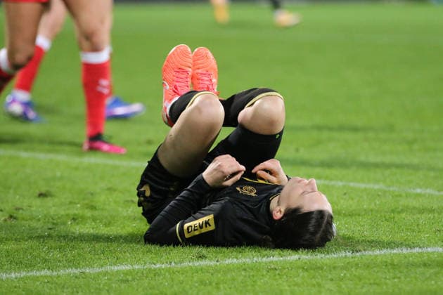 21.12.2025 Fußball Frauen 2025 2026 Google Pixel Frauen-Bundesliga 14. Spieltag RB Leipzig - 1. FC Köln RB-Trainingszentrum am Cottaweg Leipzig Sara Agrez (Köln, 4, schwarz) angeschlagen am Boden. Leipzig Sachsen Deutschland
