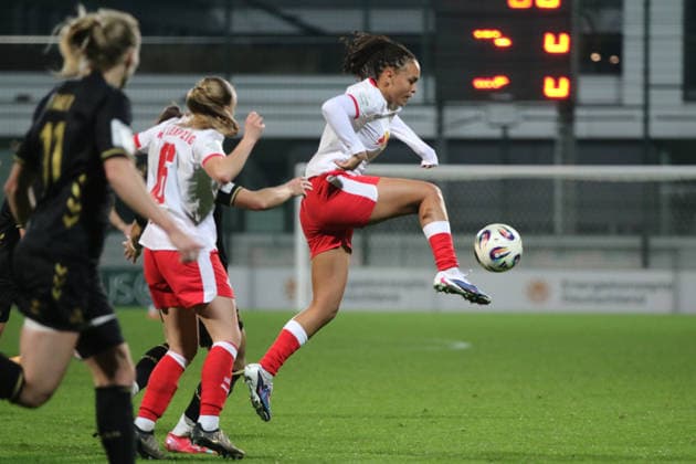 21.12.2025 Fußball Frauen 2025 2026 Google Pixel Frauen-Bundesliga 14. Spieltag RB Leipzig - 1. FC Köln RB-Trainingszentrum am Cottaweg Leipzig Lisa Baum (Leipzig, 11, weiß) holt sich den Ball aus der Luft. Leipzig Sachsen Deutschland