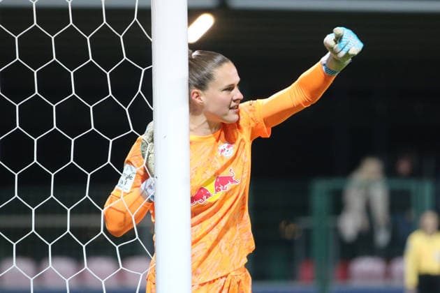 21.12.2025 Fußball Frauen 2025 2026 Google Pixel Frauen-Bundesliga 14. Spieltag RB Leipzig - 1. FC Köln RB-Trainingszentrum am Cottaweg Leipzig Elvira Herzog (Leipzig, 1, orange) dirigiert ihre Mauer. Leipzig Sachsen Deutschland