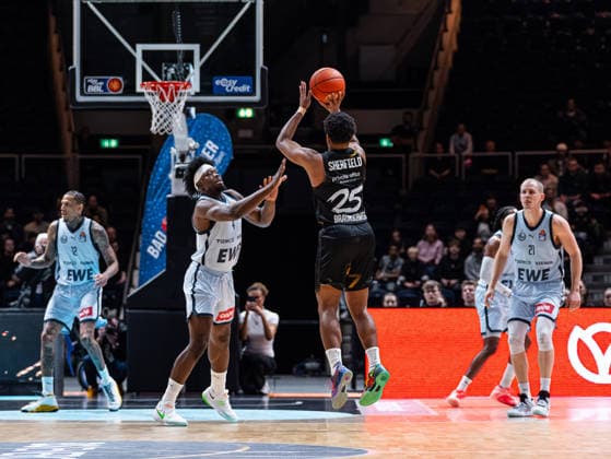 Grant Sherfield (Basketball Loewen Braunschweig, 25) mit Wurf zum Korb. Brian Fobbs (EWE Baskets Oldenburg, 04) will ihn blocken Basketball Loewen Braunschweig vs. EWE Baskets Oldenburg, Basketball, easyCredit Basketball Bundesliga, 11. Spieltag, Saison 2025 2026, 21.12.2025, 07.11.2025 Basketball Loewen Braunschweig vs. EWE Baskets Oldenburg, Basketball, easyCredit Basketball Bundesliga, 11. Spieltag, Saison 2025 2026, 21.12.2025 Braunschweig Copyright: xEibner-Pressefoto DamianxKruczynx EP_DKI