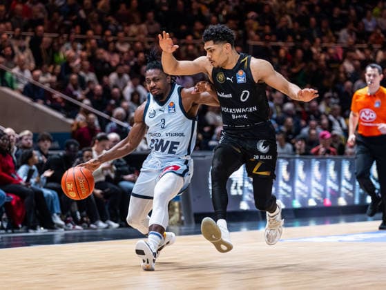 Chris Clemons (EWE Baskets Oldenburg, 03) mit Ball im Dribbling gegen Adrian Worthy (Basketball Loewen Braunschweig, 00) Basketball Loewen Braunschweig vs. EWE Baskets Oldenburg, Basketball, easyCredit Basketball Bundesliga, 11. Spieltag, Saison 2025 2026, 21.12.2025, 07.11.2025 Basketball Loewen Braunschweig vs. EWE Baskets Oldenburg, Basketball, easyCredit Basketball Bundesliga, 11. Spieltag, Saison 2025 2026, 21.12.2025 Braunschweig Copyright: xEibner-Pressefoto DamianxKruczynx EP_DKI