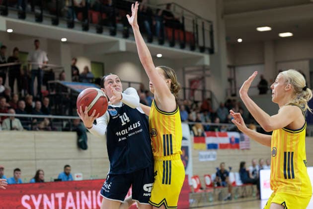 Katelyn Shumate (Lions, 14), Jo Raflo (Berlin, 9), Syntainics MBC vs. Alba Berlin, Frauen, Basketball, 1. Bundesliga, DBBL, Hauptrunde, 12. Spieltag, Saison 2025 26, 21.12.2025. Halle SWH Arena Sachsen-Anhalt Deutschland