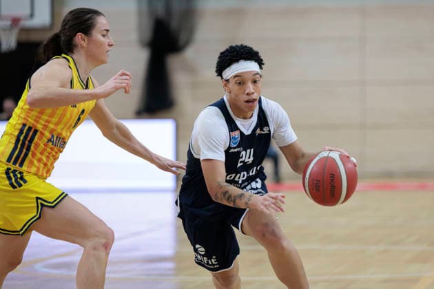 Tessa Stammberger (Berlin, 6), Liz Smith (Lions, 24), Syntainics MBC vs. Alba Berlin, Frauen, Basketball, 1. Bundesliga, DBBL, Hauptrunde, 12. Spieltag, Saison 2025 26, 21.12.2025. Halle SWH Arena Sachsen-Anhalt Deutschland