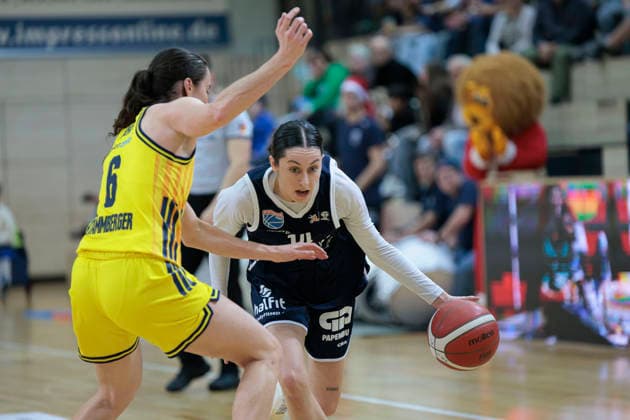 Tessa Stammberger (Berlin, 6), Katelyn Shumate (Lions, 14), Syntainics MBC vs. Alba Berlin, Frauen, Basketball, 1. Bundesliga, DBBL, Hauptrunde, 12. Spieltag, Saison 2025 26, 21.12.2025. Halle SWH Arena Sachsen-Anhalt Deutschland